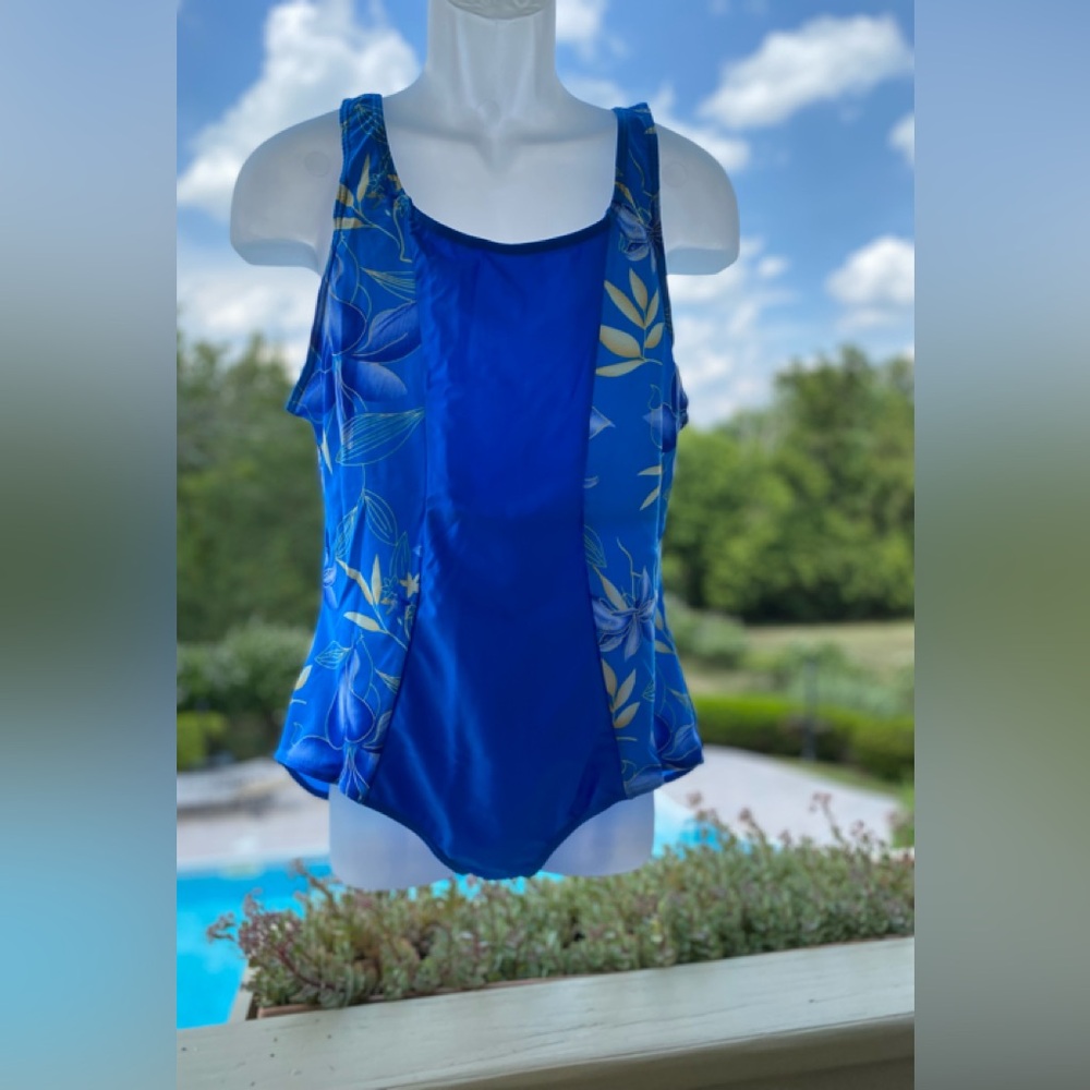NWOT Woman’s blue floral pattern one piece bathing suit, Size: 24